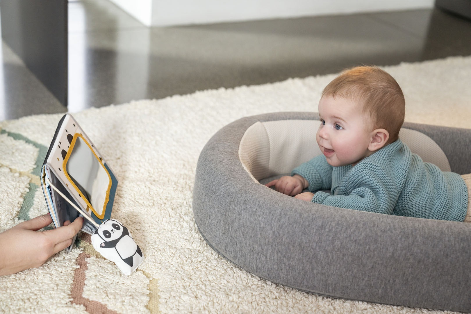 Bebé despierto durante una actividad de tummy time con Welcome Pod